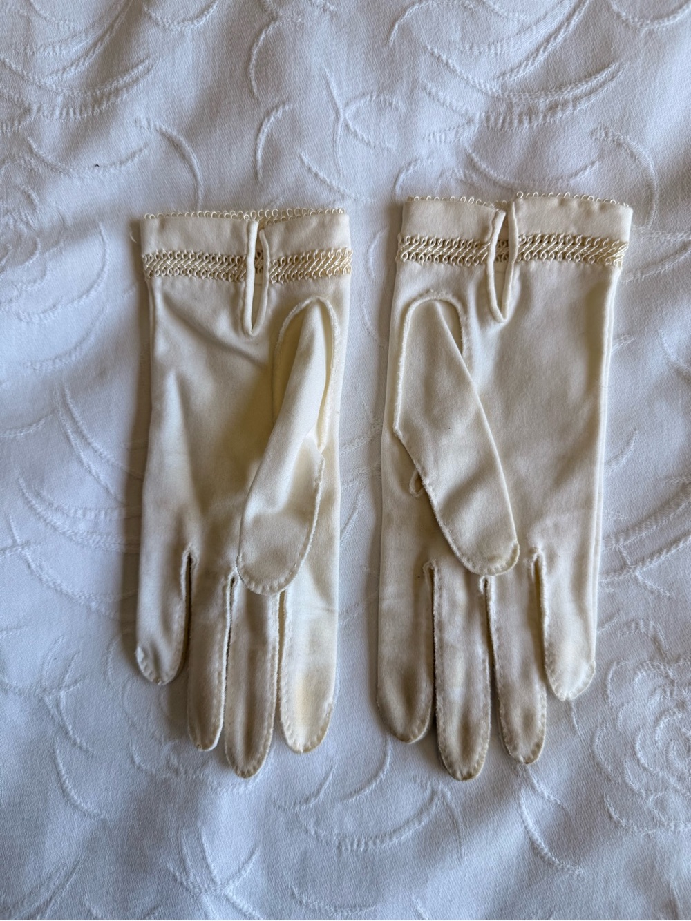 Vintage 1950s Saks Fifth Avenue Crescendoe Ivory White Wrist Gloves Braided Trim